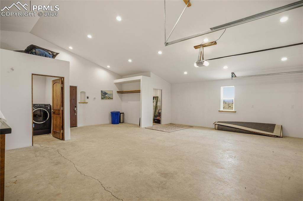 Image 16 of 50: Garage