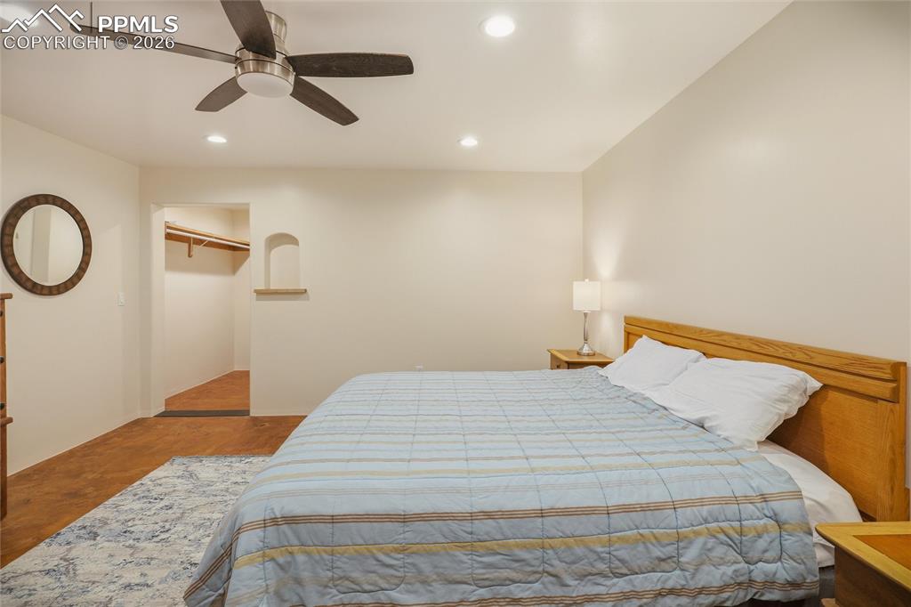 Image 22 of 50: Bedroom