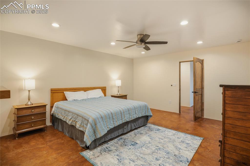 Image 23 of 50: Bedroom