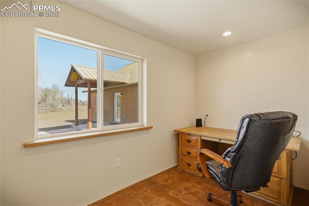 Image 24 of 50: Office