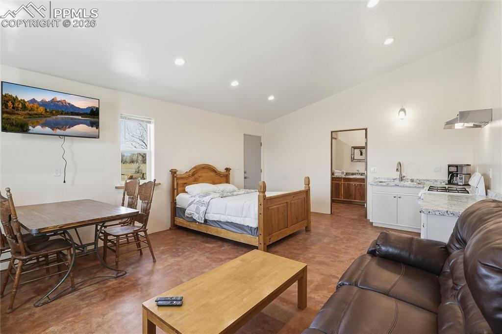 Image 30 of 50: Bedroom