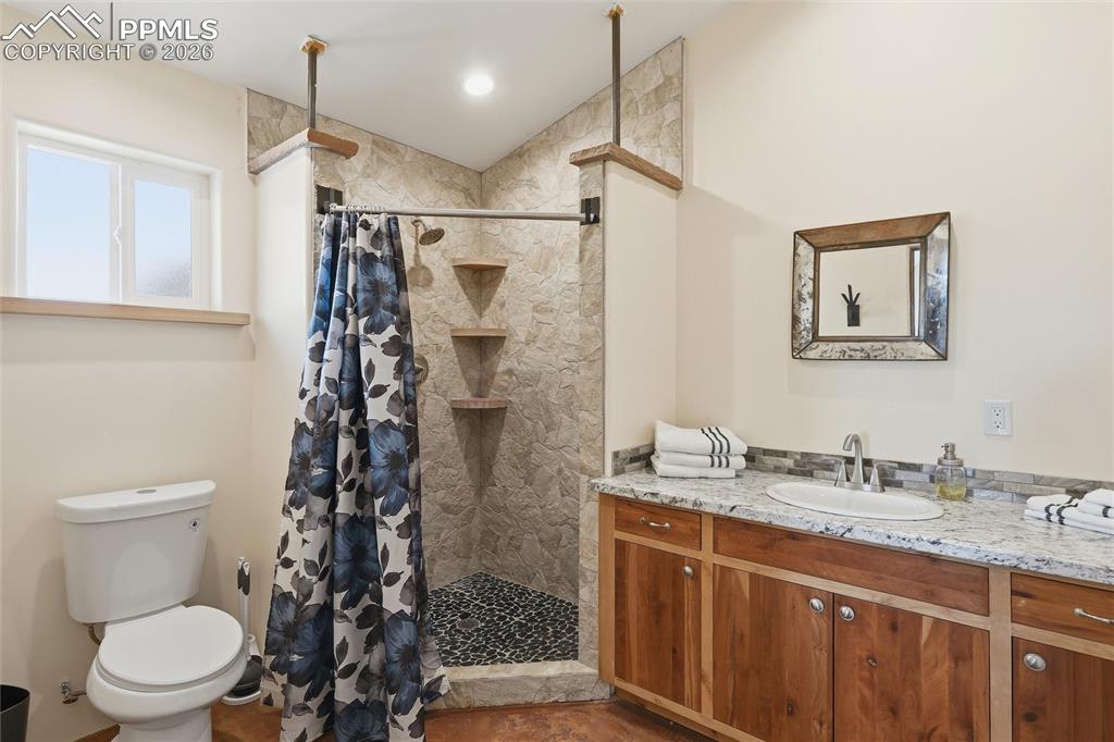 Image 31 of 50: Bathroom