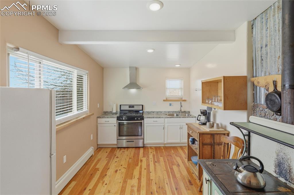 Image 36 of 50: Kitchen