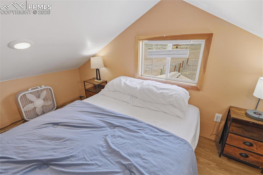 Image 38 of 50: Bedroom