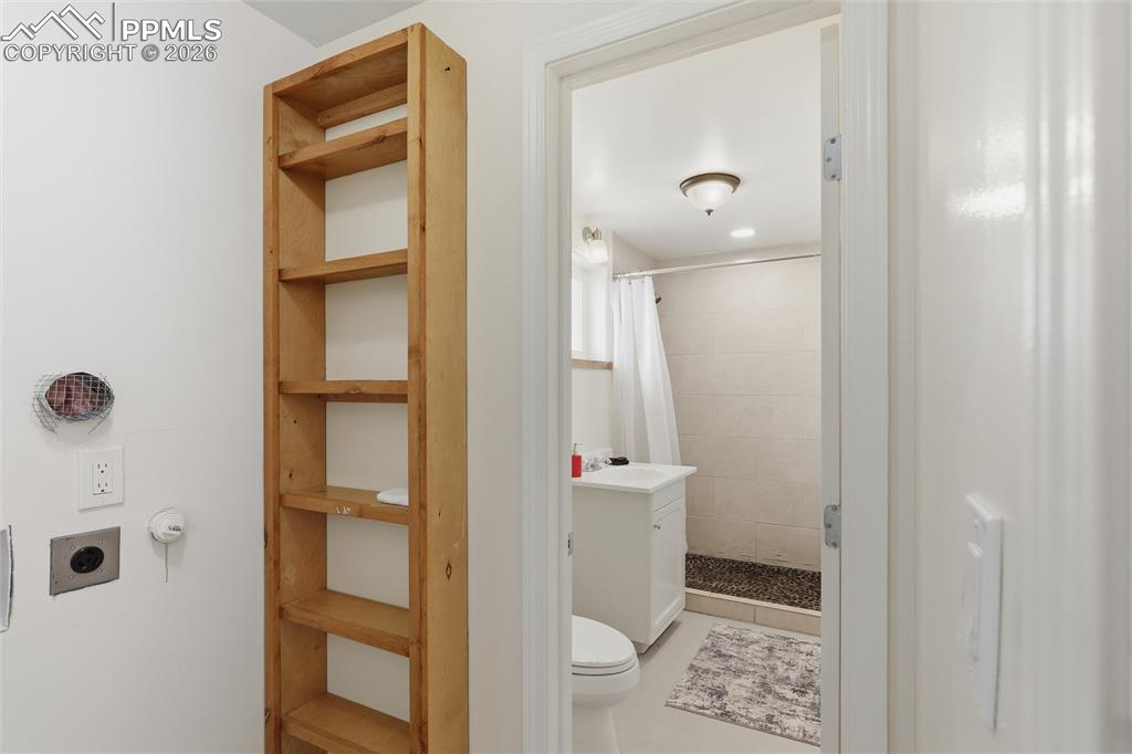 Image 43 of 50: Bathroom