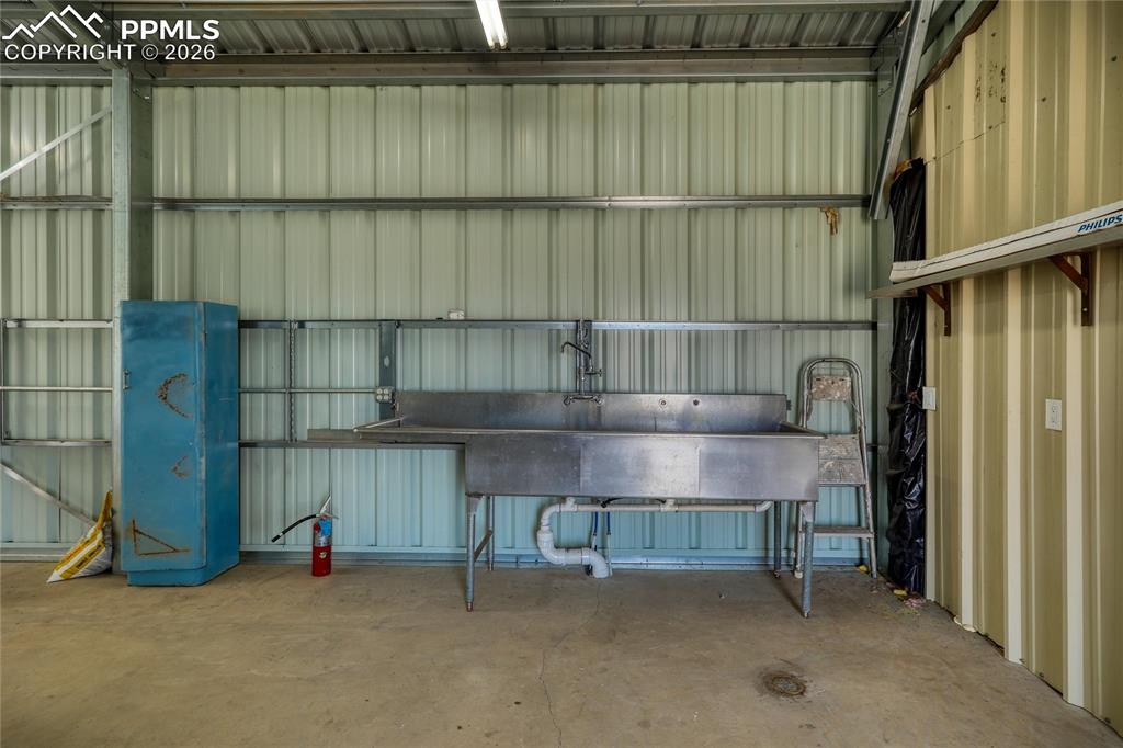 Image 44 of 50: Garage