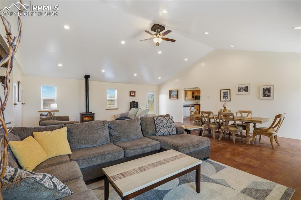 Image 7 of 50: Living Room