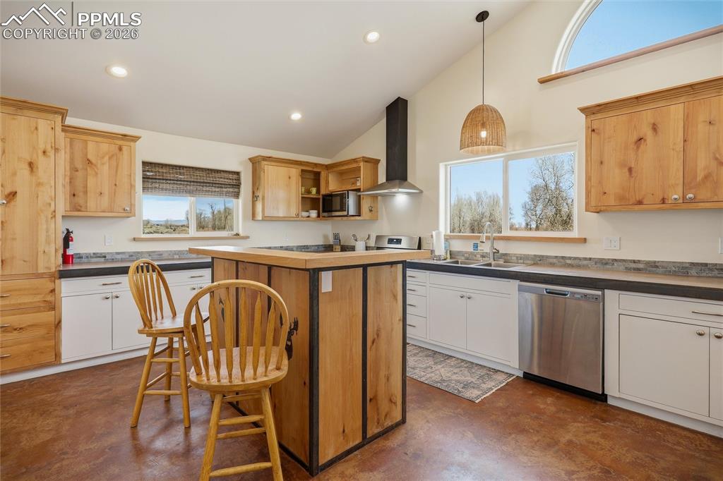 Image 8 of 50: Kitchen