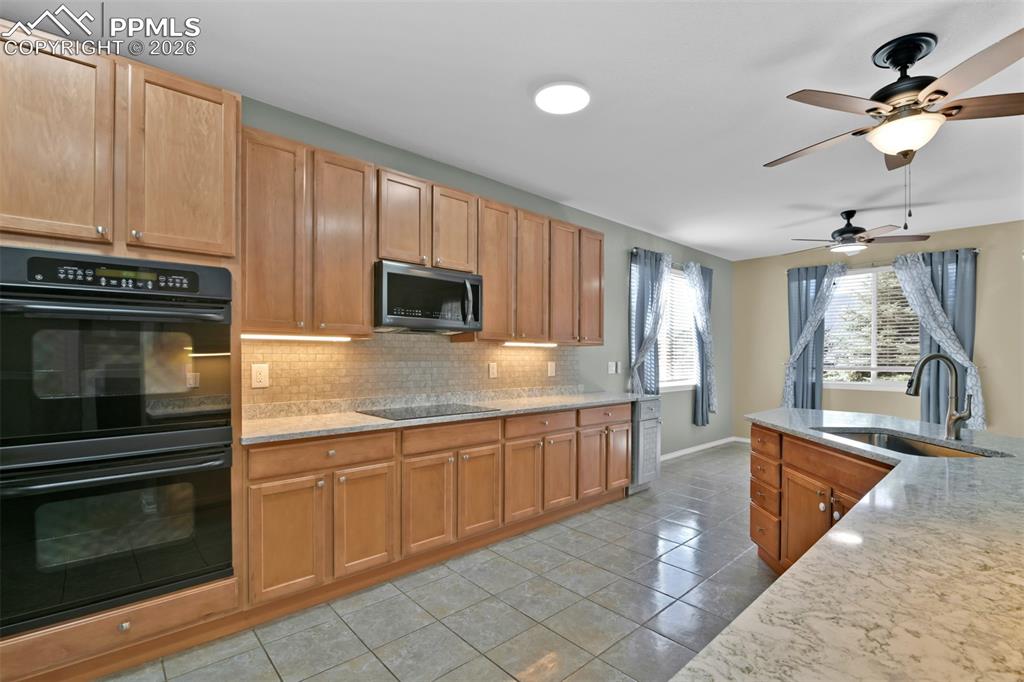 Image 14 of 50: Lots of cabinets