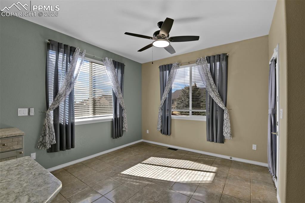 Image 16 of 50: Kitchen eating nook