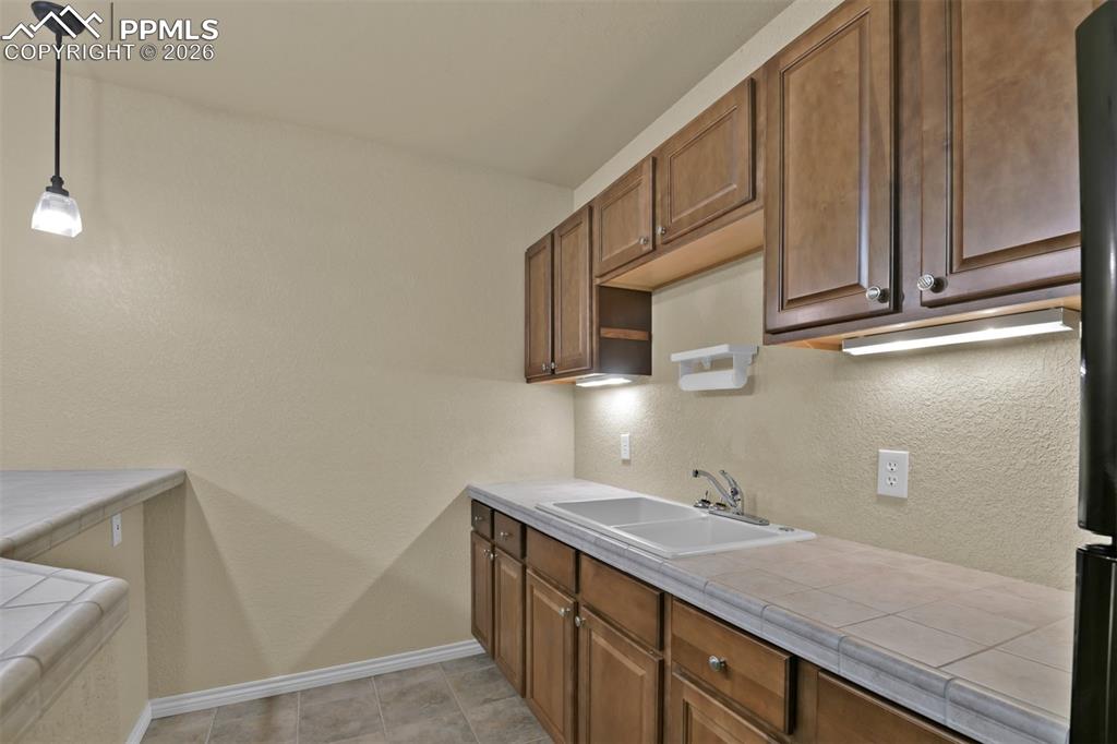 Image 32 of 50: Wetbar 