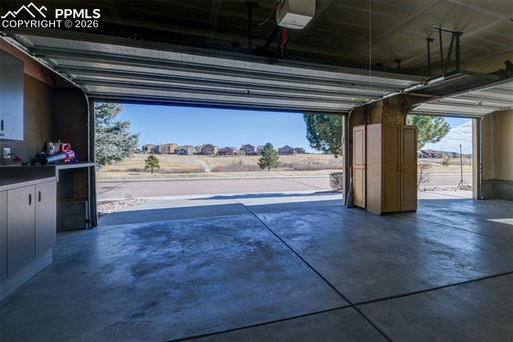 Image 45 of 50: Garage