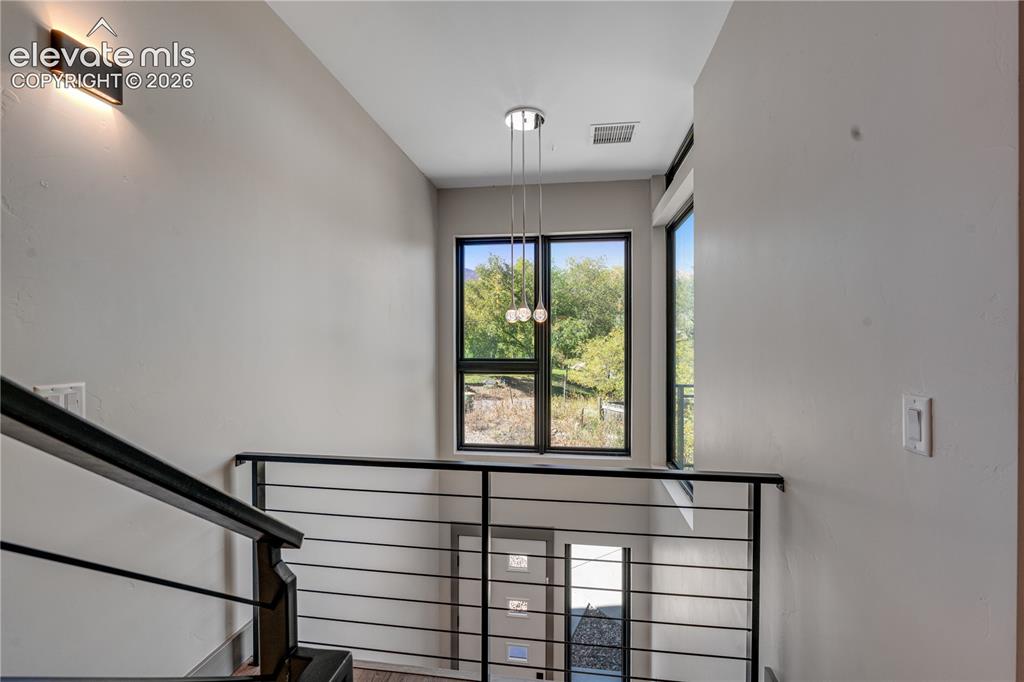 Image 19 of 45: 9ft+ Ceilings
