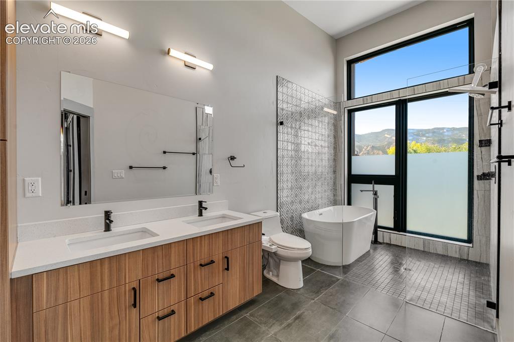 Image 24 of 45: Five Piece Bathroom