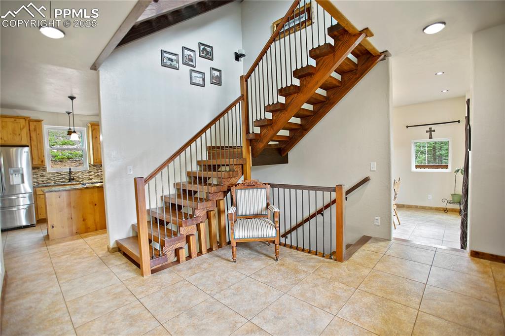 Image 3 of 40: Foyer