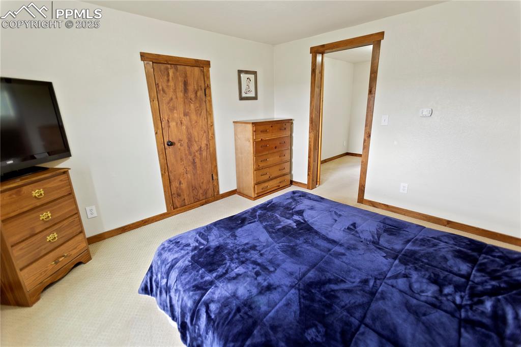 Image 32 of 40: Bedroom5