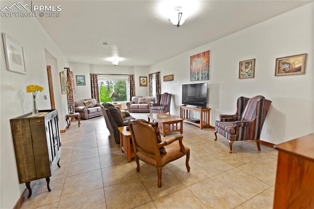 Image 5 of 40: Living Room