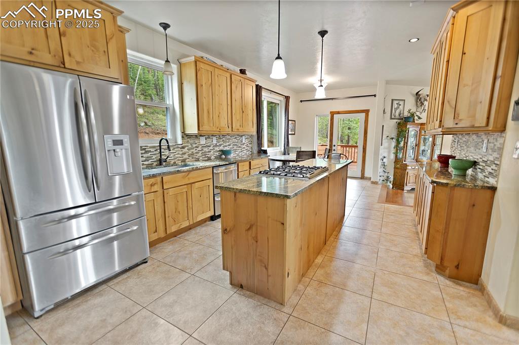 Image 7 of 40: Kitchen