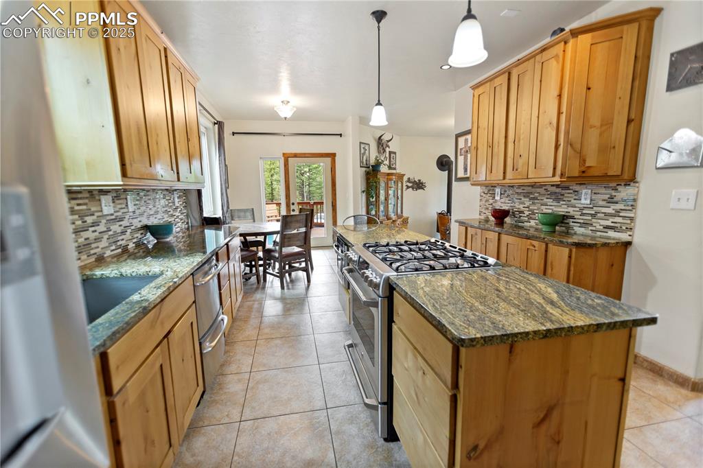 Image 8 of 40: Kitchen