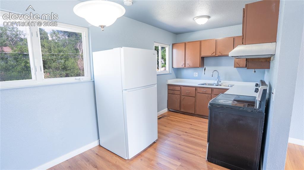 Image 7 of 30: Kitchen