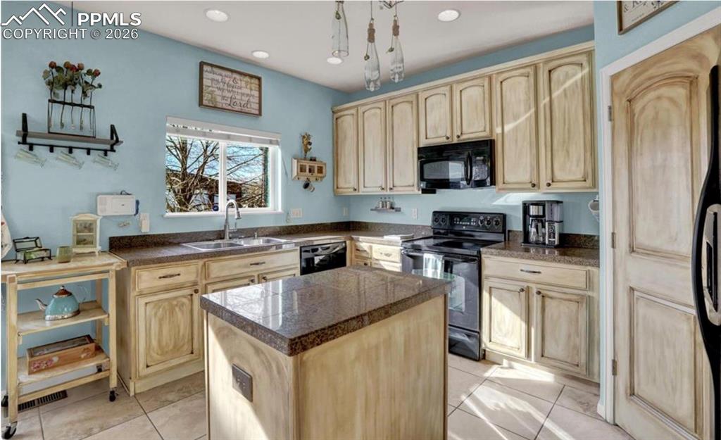 Image 10 of 26: Kitchen