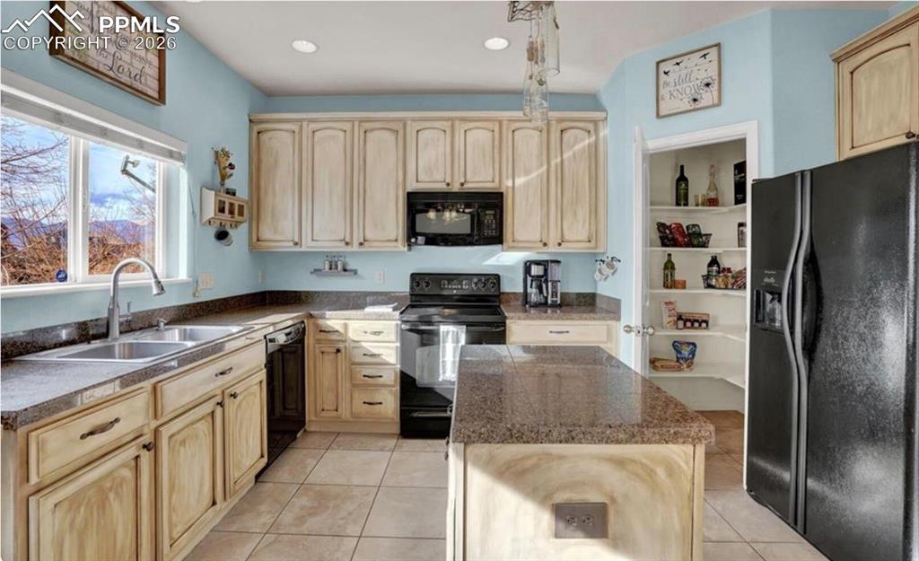 Image 11 of 26: Kitchen