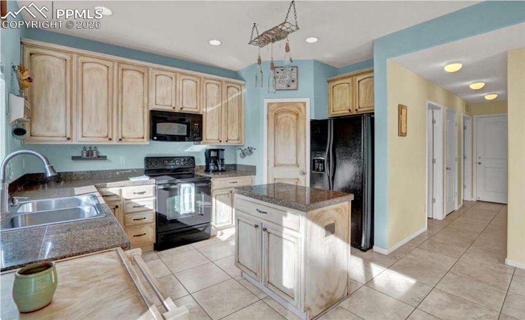 Image 12 of 26: Kitchen