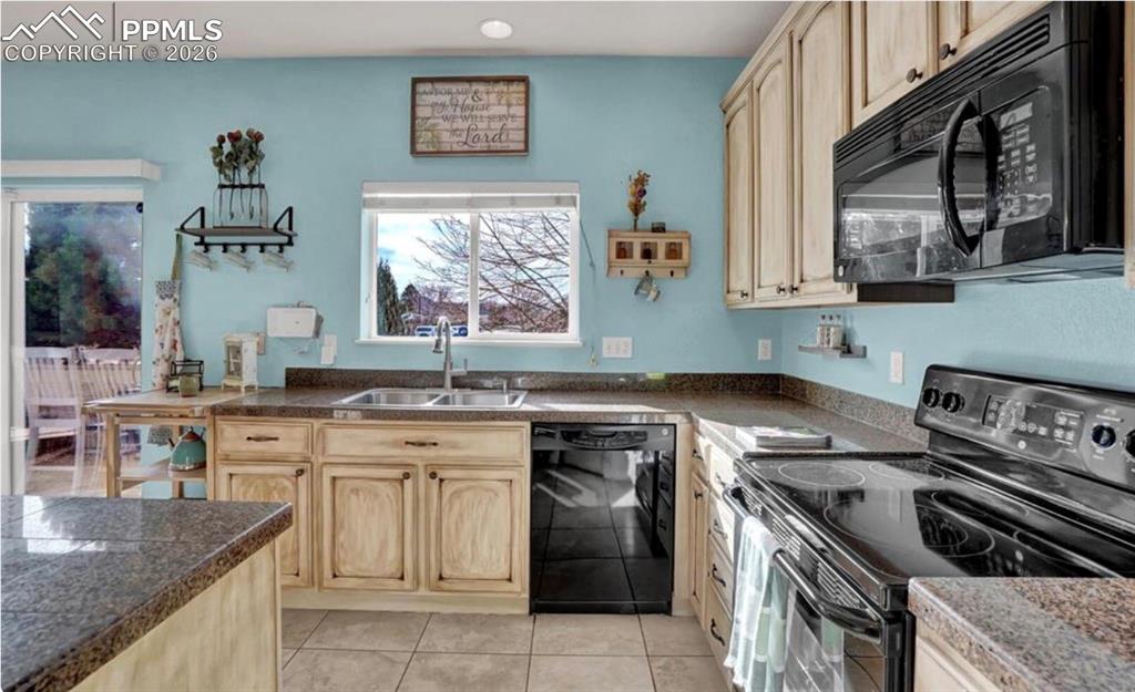 Image 13 of 26: Kitchen