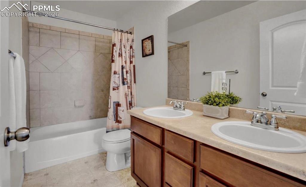 Image 18 of 26: Bathroom