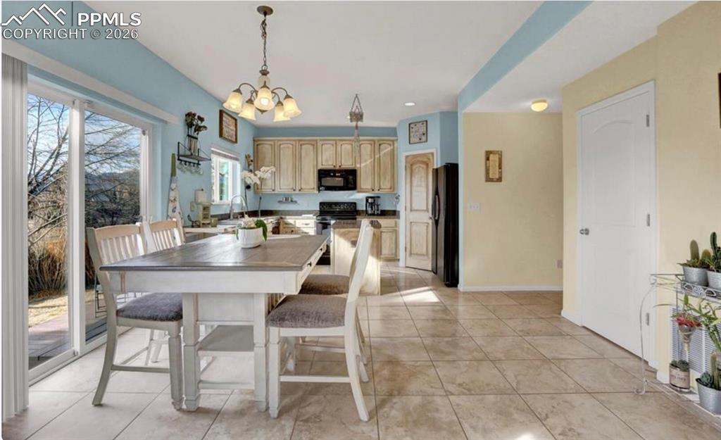 Image 9 of 26: Dining Area