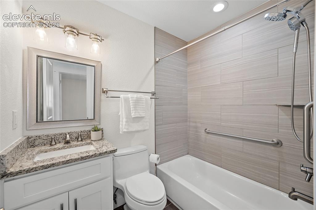Image 18 of 39: Bathroom