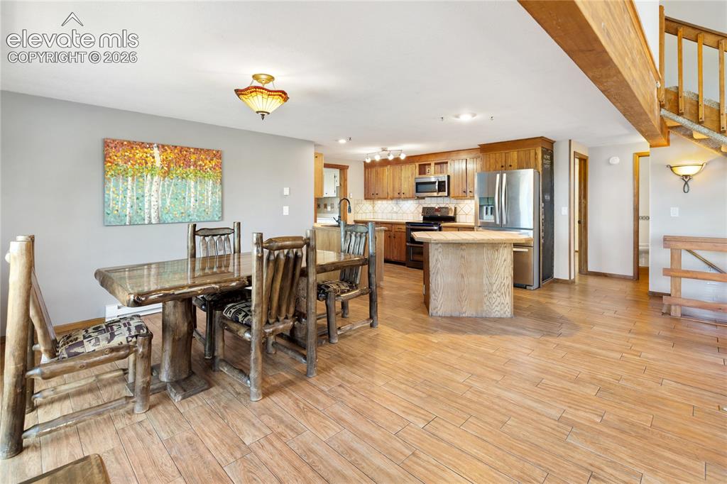 Image 14 of 50: Dining Area