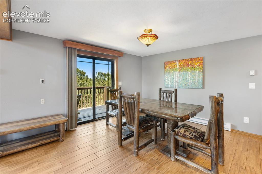 Image 15 of 50: Dining Area
