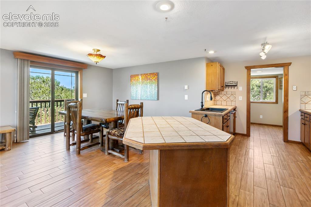 Image 16 of 50: Dining Area