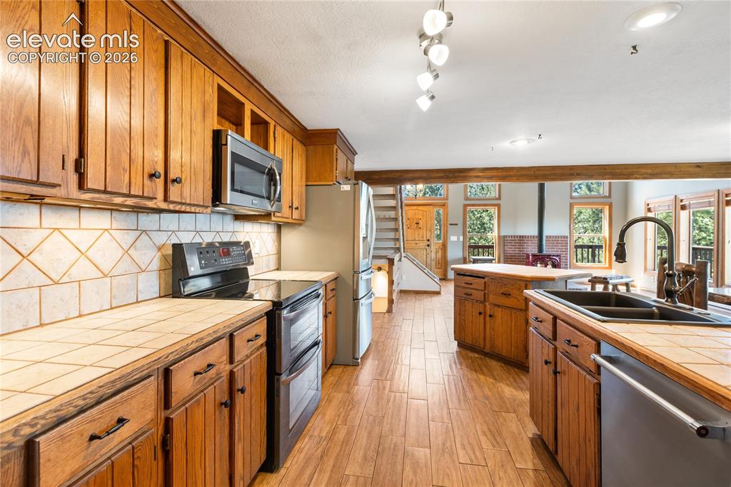 Image 19 of 50: Kitchen