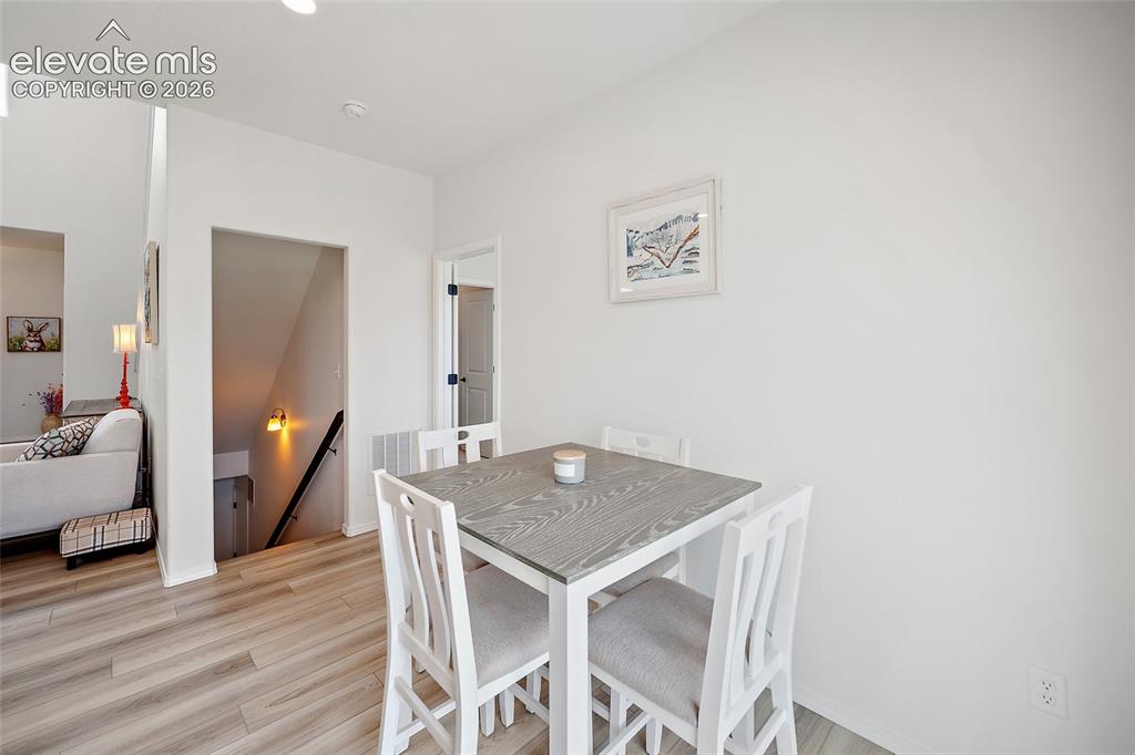 Image 10 of 25: Dining Area