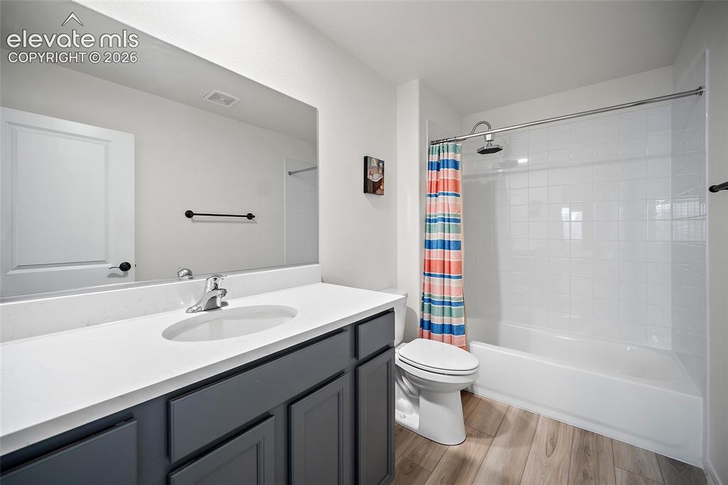 Image 16 of 25: Bathroom
