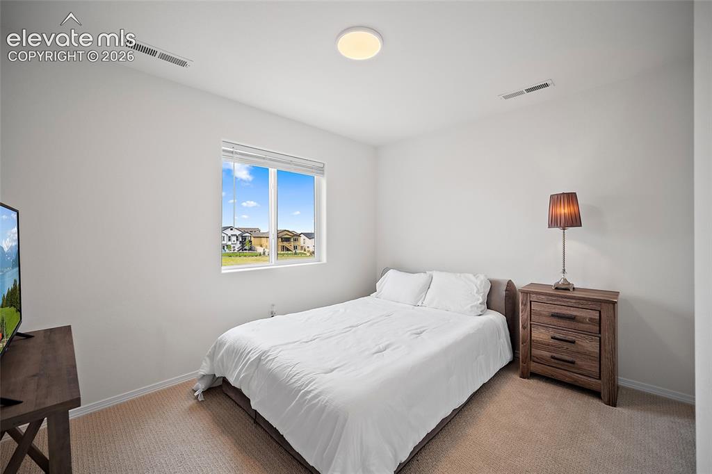 Image 17 of 25: Bedroom