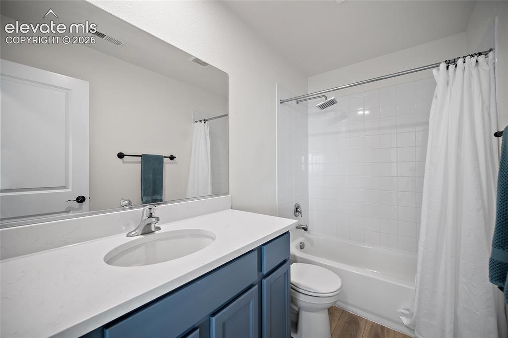 Image 18 of 25: Bathroom