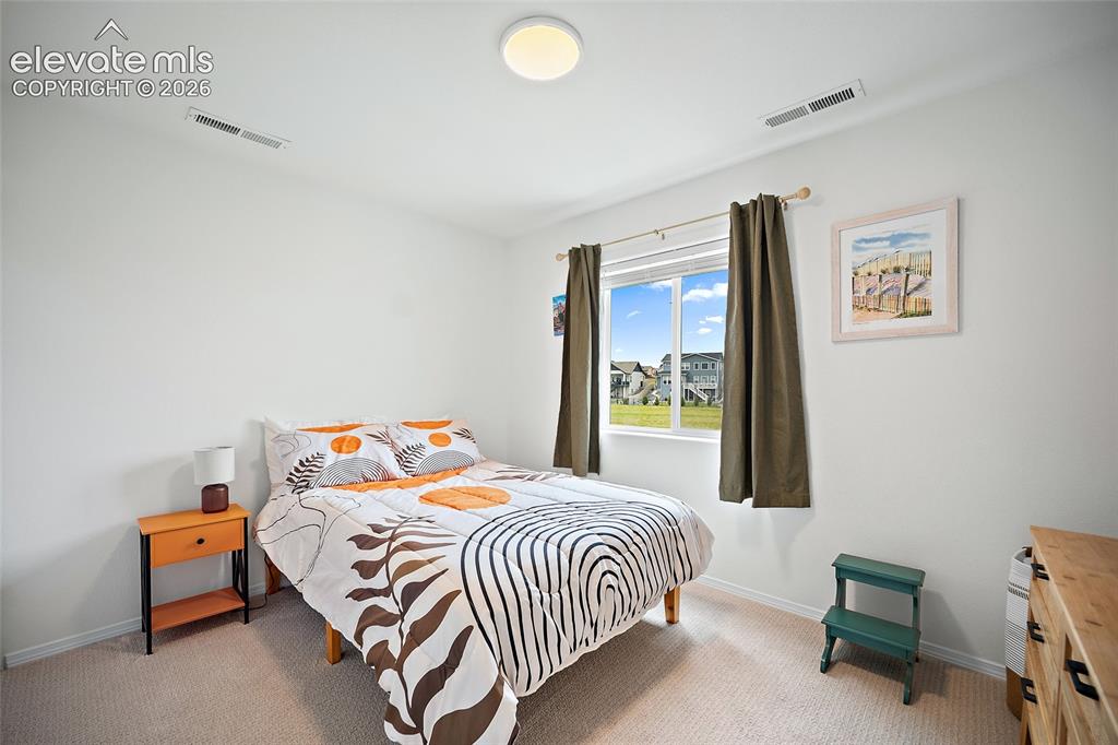 Image 19 of 25: Bedroom