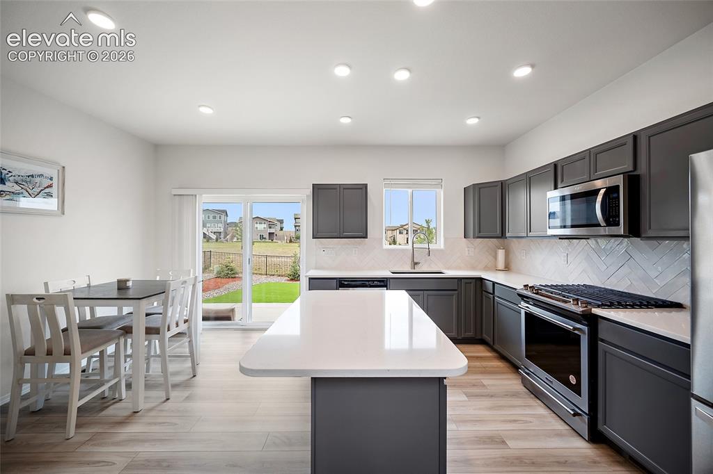 Image 7 of 25: Kitchen