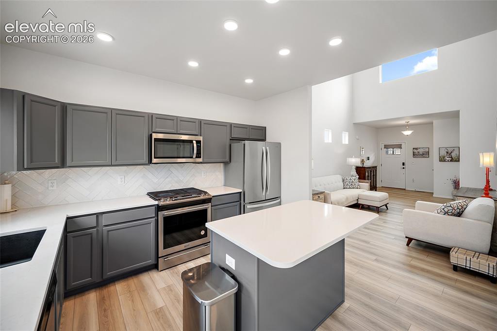 Image 9 of 25: Kitchen