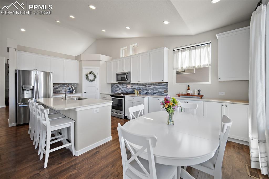 Image 15 of 50: Kitchen