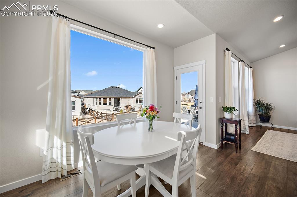 Image 16 of 50: Dining Area