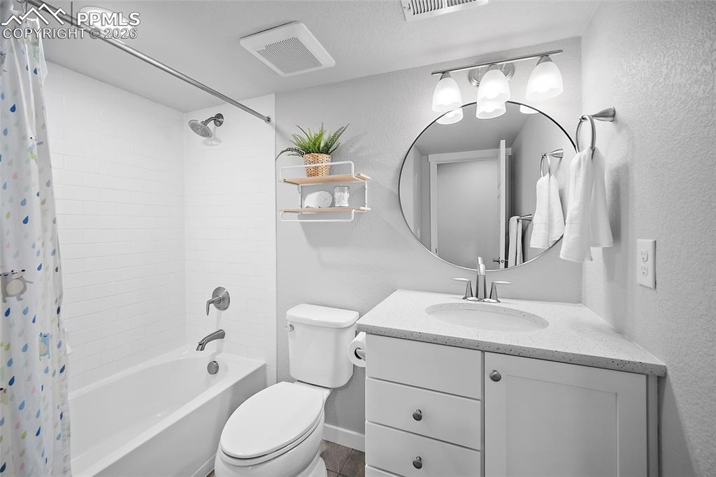 Image 35 of 50: Bathroom