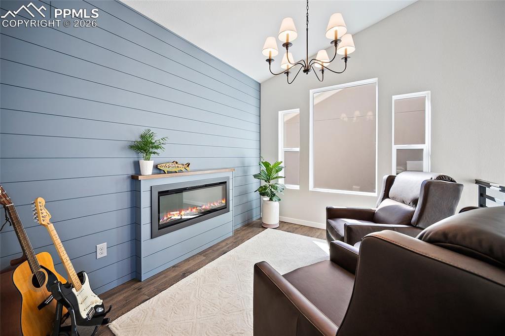 Image 4 of 50: Sitting Room