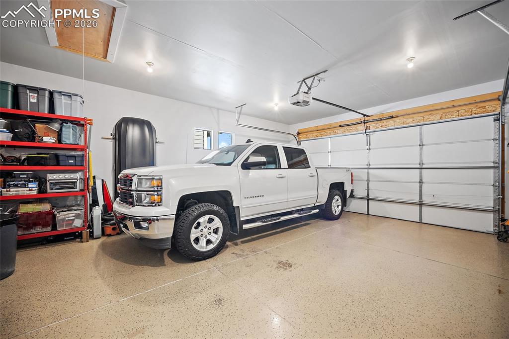 Image 41 of 50: Garage