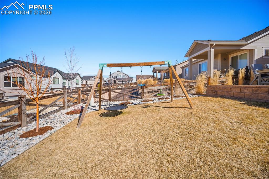 Image 44 of 50: Yard