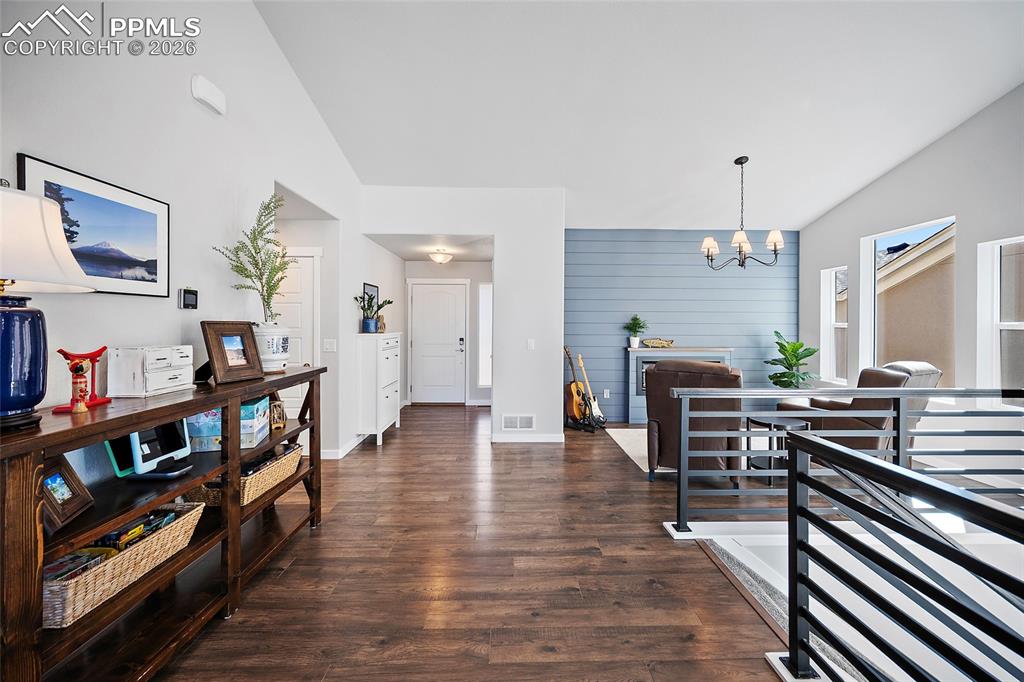 Image 5 of 50: Sitting Room