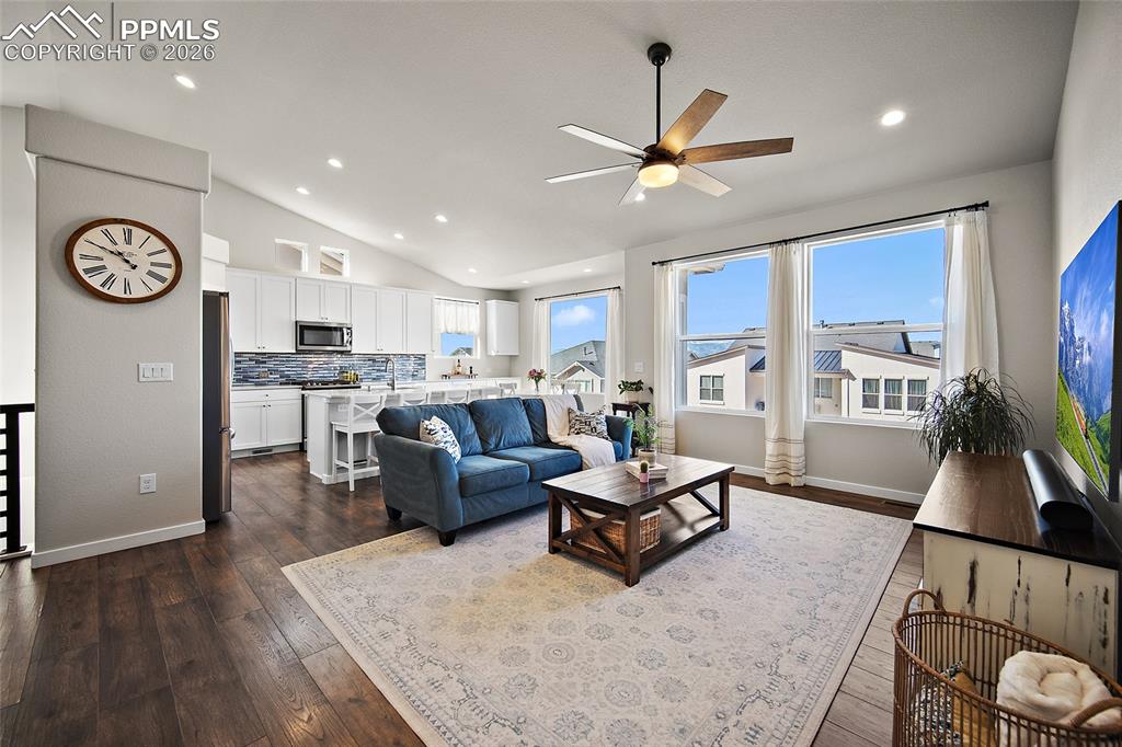 Image 7 of 50: Living Room